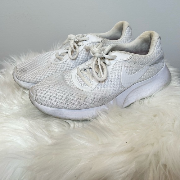 👑 Nike White Sneakers in Sz 8 - Picture 1 of 6